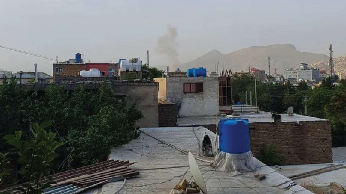 دخان يتصاعد من منزل الظواهري بعد غارة أميركية بطائرة من دون طيار في منطقة شيربور في كابول، الأحد 31 يوليو 2022