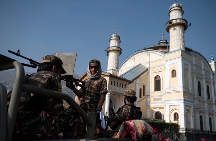 مقاتلو طالبان خارج مسجد في كابول في 9 يوليو 2022