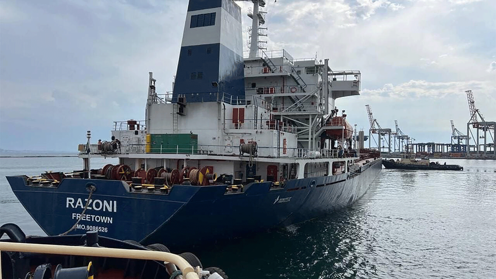 صورة مطبوعة تُظهر سفينة الشحن التي ترفع علم سيراليون، رازوني، تحمل 26000 طن من الذرة، تغادر ميناء أوديسا على البحر الأسود في 1 آب\ أغسطس 2022