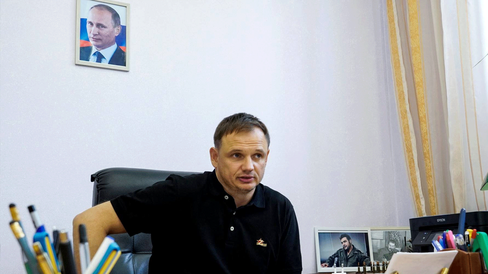 كيريل ستريموسوف، نائب رئيس إدارة خيرسون المدعومة من روسيا، في مكتبه في مدينة خيرسون