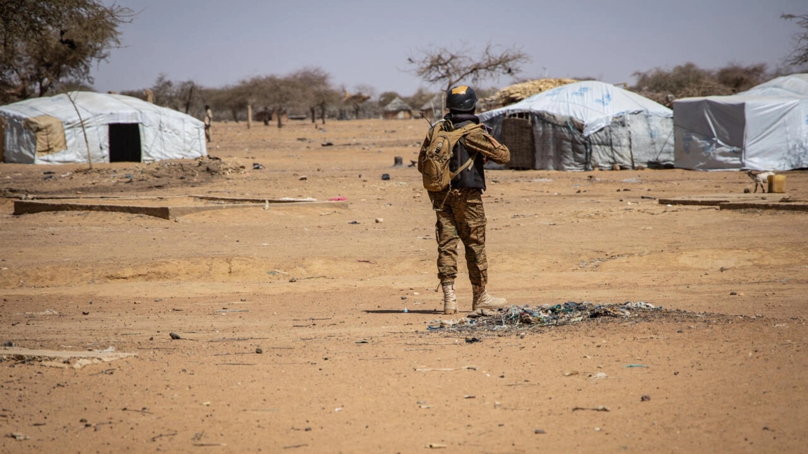 جندي من بوركينا فاسو في دورية في مخيم جوديبو للاجئين الماليين في دوري، 3 فبراير 2020.