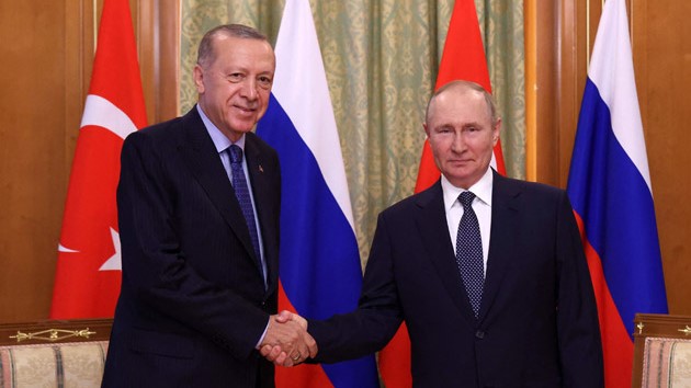 الرئيسان الروسي فلاديمير بوتين (يمين) والتركي رجب طيب إردوغان يتصفاحان في سوتشي في 5 أغسطس 2022