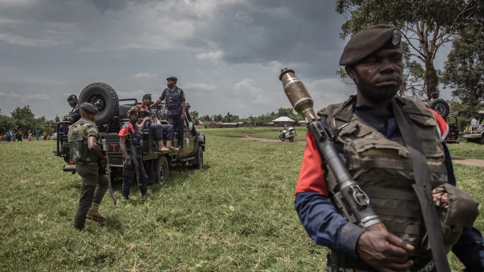جنود من القوات المسلحة لجمهورية الكونغو الديمقراطية يقومون بدورية أمنية حول مطار كيوانجا بعد أيام من اشتباكات مع متمردي حركة 23 مارس في روتشورو بشرق جمهورية الكونغو الديمقراطية، في 3 أبريل 2022