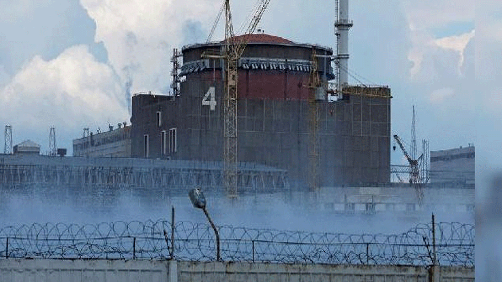 وزارة الدفاع الروسية تقول إن قصف محطة زابوريجيا للطاقة النووية أحدث دخاناً أخمده رجال الإطفاء(TASS)