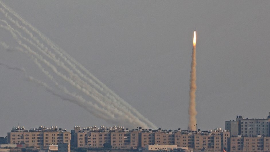 الصورة التقطت في عسقلان جنوب إسرائيل تبين صواريخ أطلقها الجهاد الإسلامي من غزة باتجاه إسرائيل في 7 أغسطس 2022