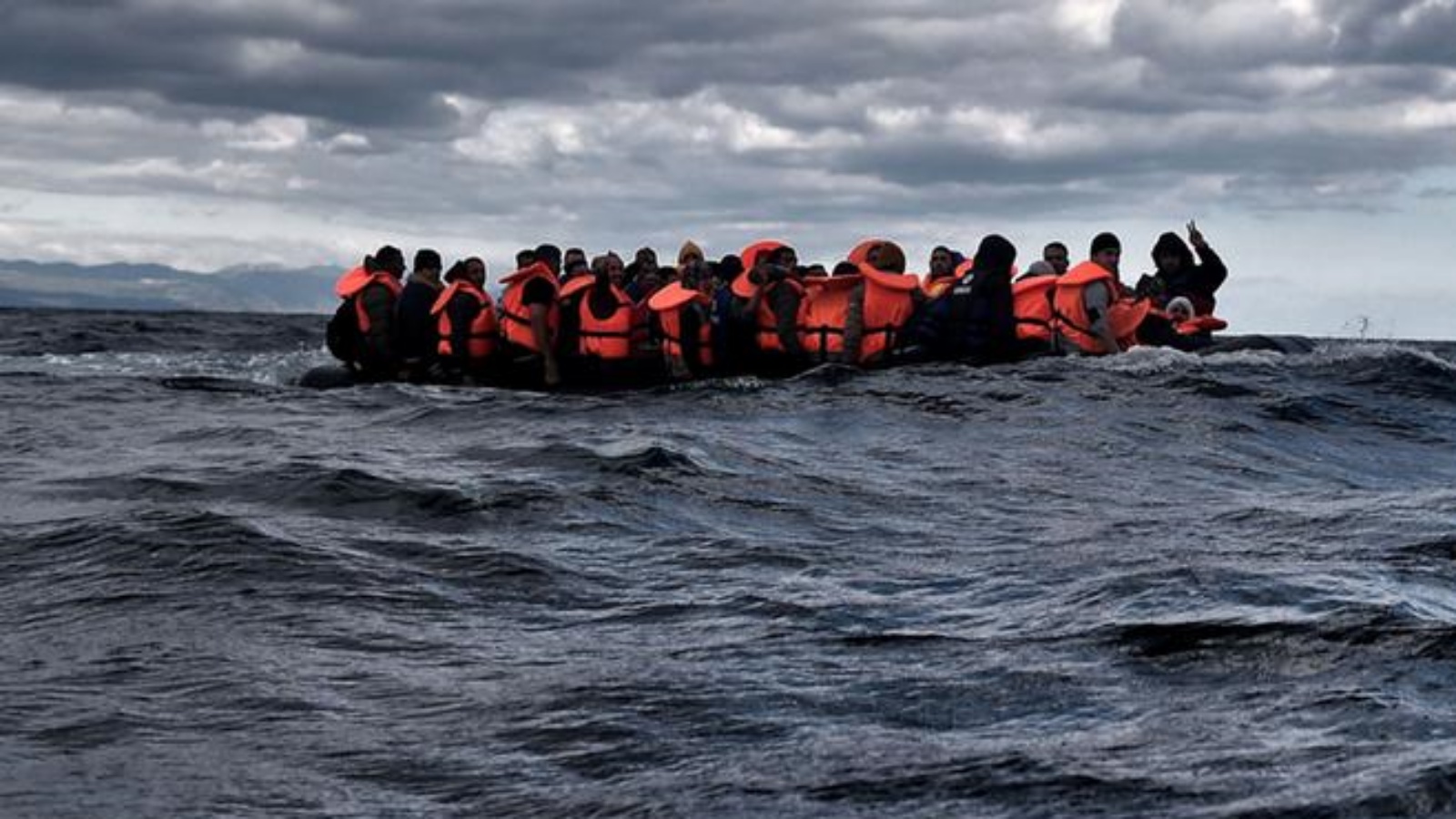 مهاجرون في بحر إيجه على متن مركب قبالة السواحل اليونانية