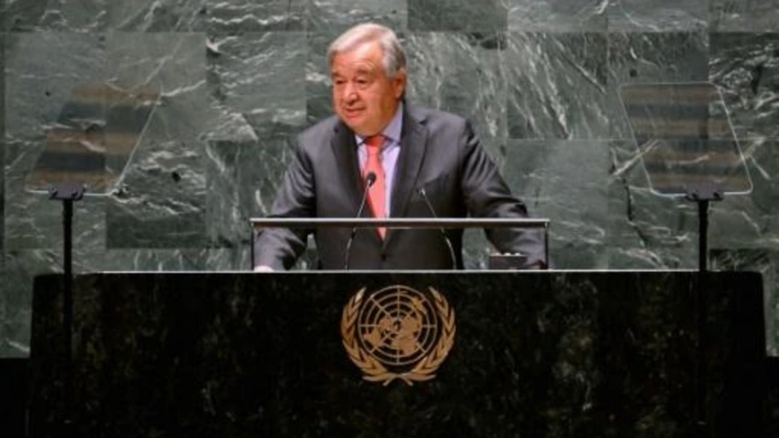 الأمين العام للأمم المتحدة أنطونيو غوتيريش ملقيًا كلمة أثناء المؤتمر العاشر للبحث في معاهدة عدم انتشار الأسلحة النووية في مقر الأمم المتحدة في نيويورك في الأول من أغسطس 2022