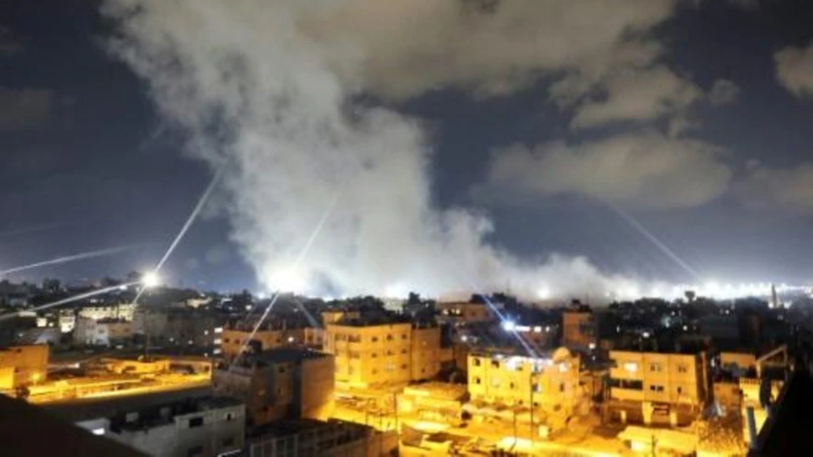 دخان فوق موقع قصفته اسرائيل في مدينة رفح بجنوب قطاع غزة في 06 أغسطس 2022