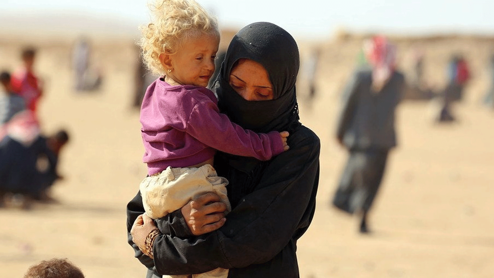 إحدى زوجات عناصر داعش الأجنبيات مع طفلها في مخيم الهول السوري قرب الحدود العراقية (يونيسيف)