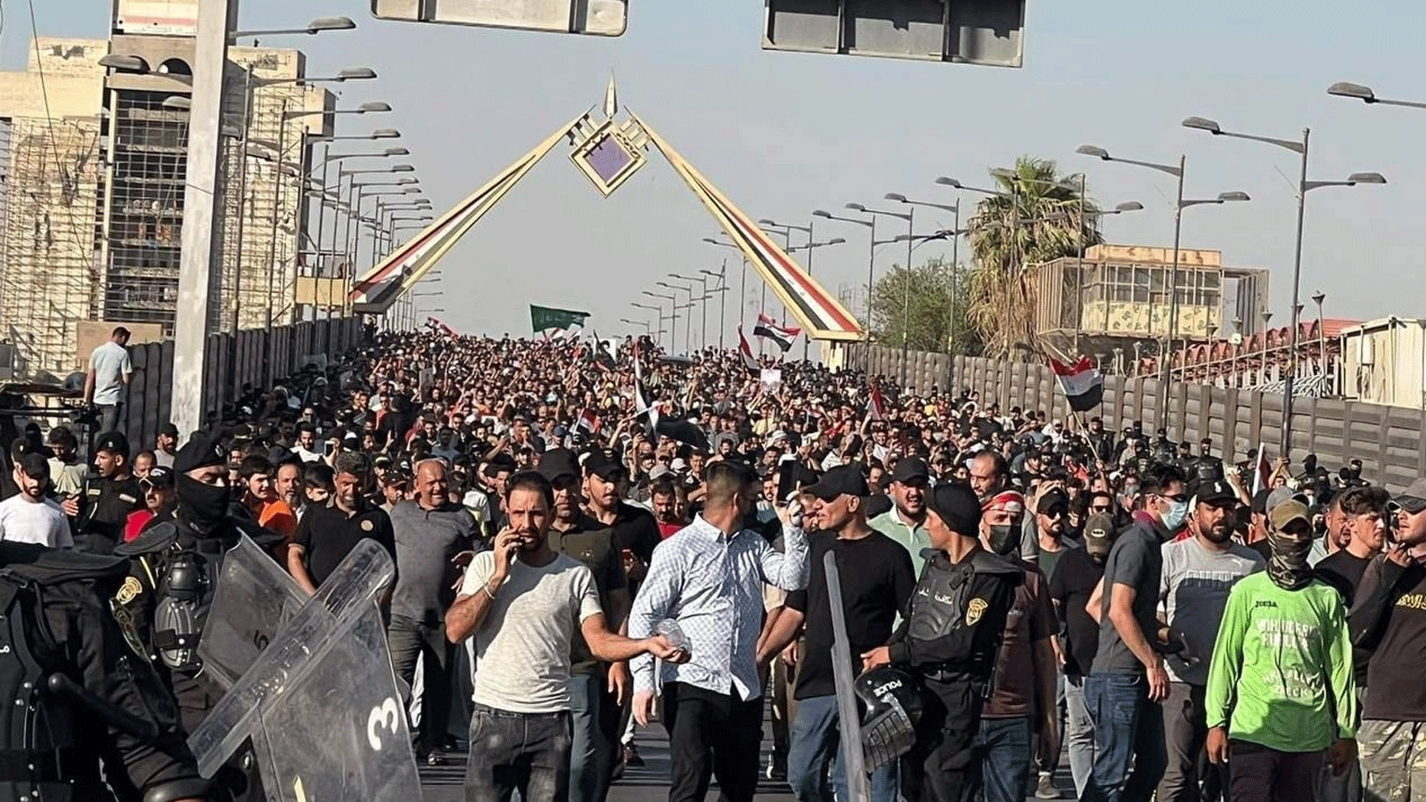 محتجون عراقيون يتجهون الى الخضراء وسط بغداد في 27 تموز\يوليو 2022 احتجاجا على ترشيح الإطار الشيعي للسوداني رئيساً للحكومة (تويتر)