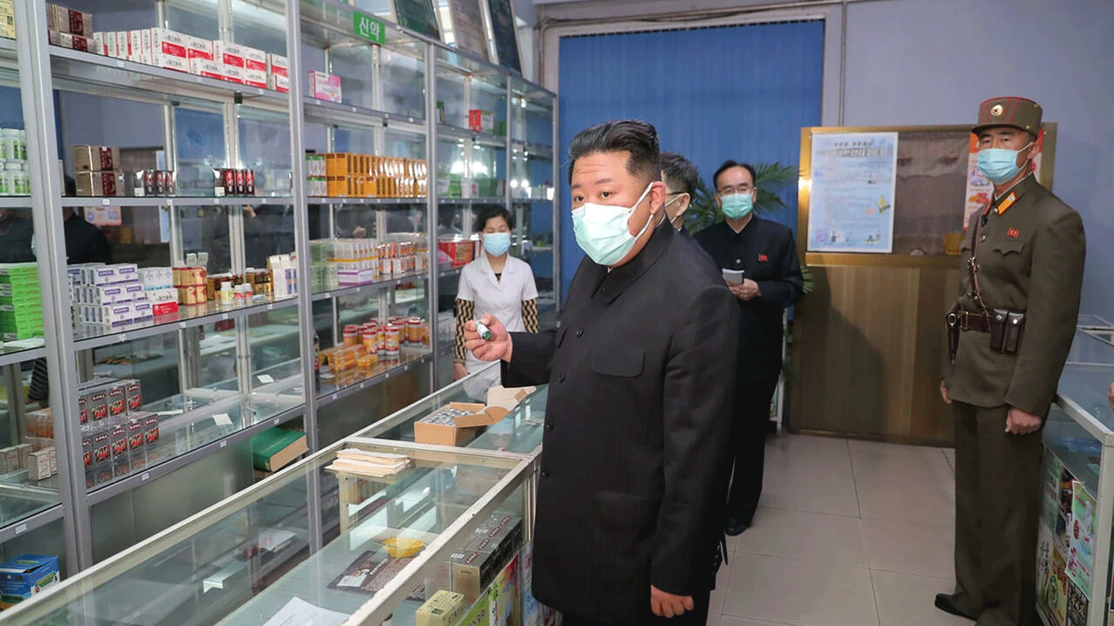 زعيم كوريا الشمالية كيم جونغ-أون يتفقد الأدوية والعلاجات خلال أزمة كوفيد التي مرت على بلاده