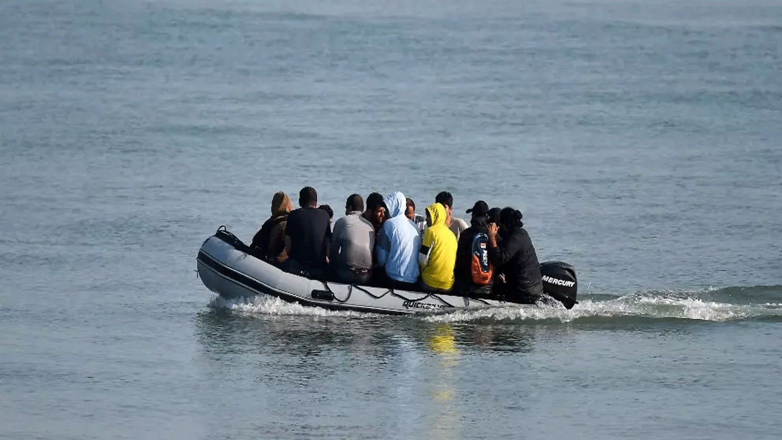 مهاجرون بقارب مطاطي عند وصولهم إلى الشاطئ بالقرب من ديل على الساحل الجنوبي الشرقي لإنجلترا 