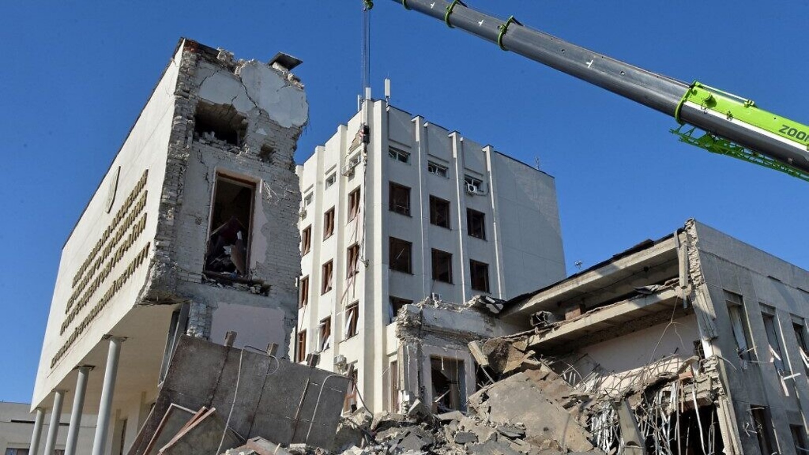 عمال الإنقاذ يزيلون أنقاض مبنى معهد خاركيف الإقليمي للإدارة العامة الذي تضرر من القصف في خاركيف في 18 مارس 2022