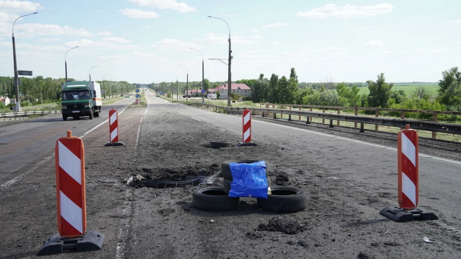 صورة ملتقطة في 21 يوليو 2022 تظهر أثار قصف أوكراني على جسر انتونيفسكي فوق نهر دنيبرو في خيرسون