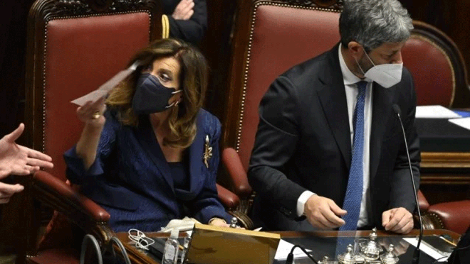 رئيسة مجلس الشيوخ ماريا إليزابيتا ألبيرتي كاسيلاتي (إلى اليسار) ورئيس مجلس النواب روبرتو فيكو بعد جولة ثالثة من التصويت لاختيار رئيس إيطاليا الجديد