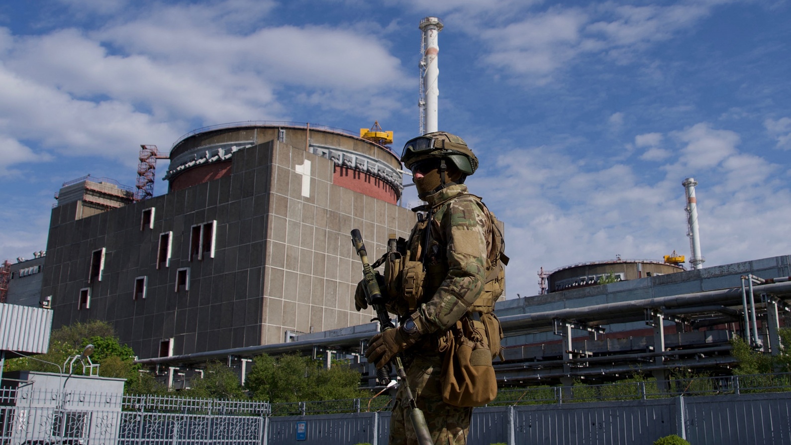 جندي روسي يقوم بدوريات في أراضي محطة الطاقة النووية زابوريجيا في إنرجودار في 1 مايو