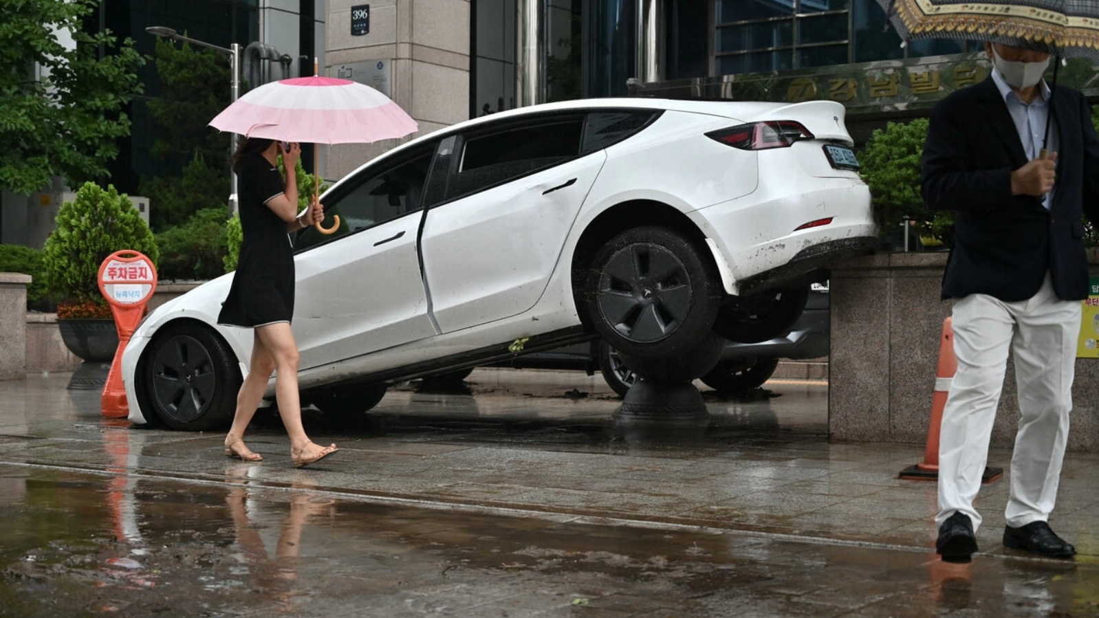 سيارة تعرضت لأضرار جراء الأمطار الغزيرة التي تسببت بفيضانات في حي غانغام في سيول 9 أغسطس 2022