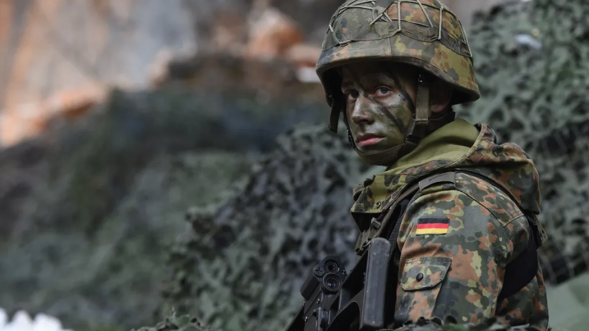 جندي مشاة جبلي خلال تمرين بالقرب من قرية باد رايشنهول البافارية، جنوب ألمانيا