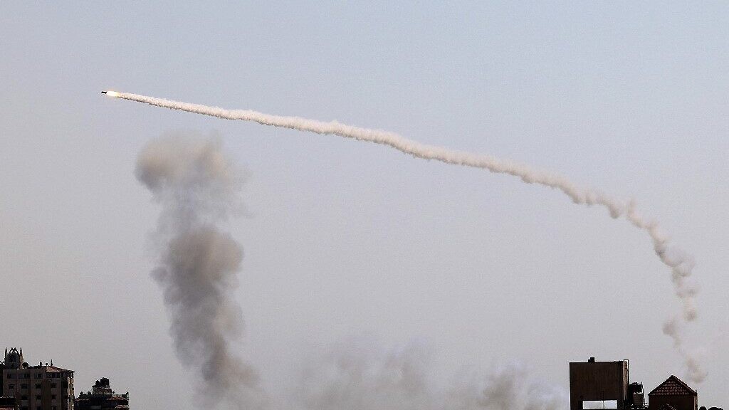 صاروخ يطلقه فلسطينيون في غزة باتجاه إسرائيل في 7 أغسطس 2022