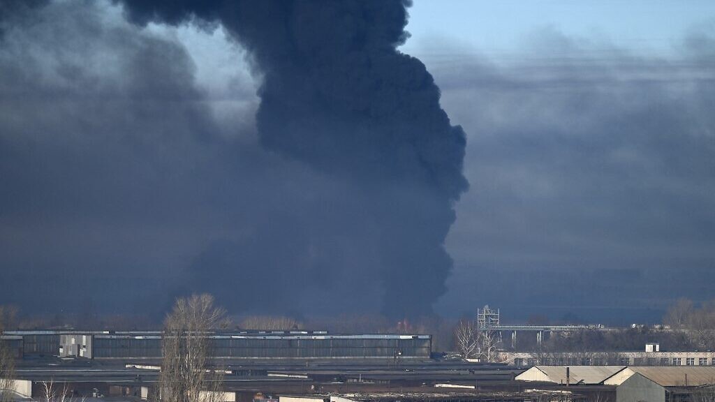 صورة من الأرشيف لدخان متصاعد من كييف جراء دوي انفجارات فيها