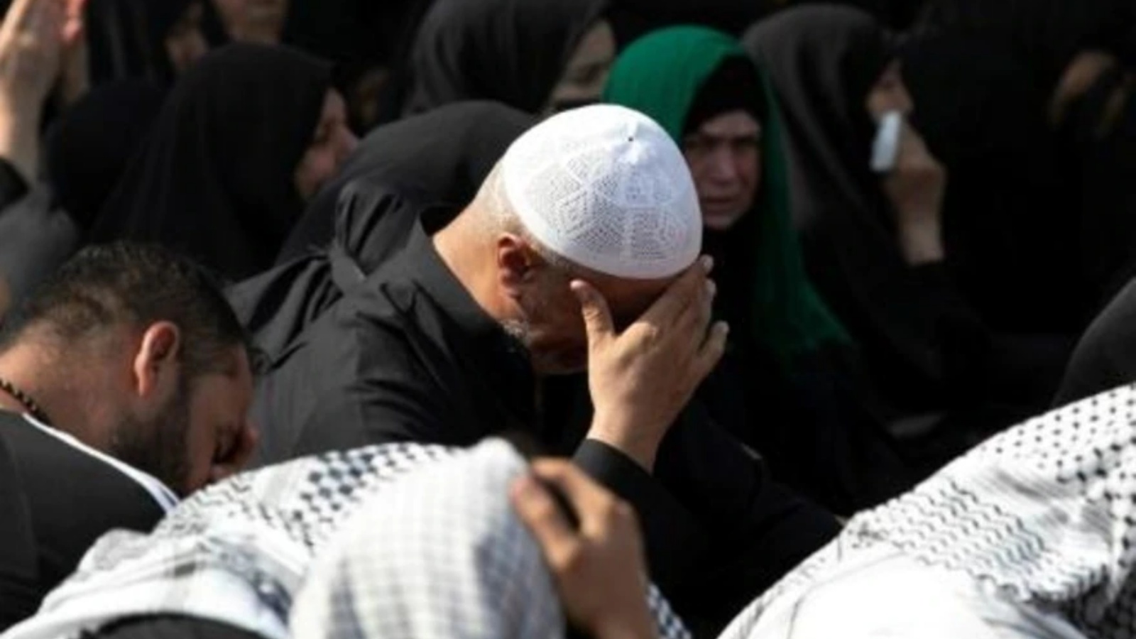 رجل يبكي متأثراً فيما يصغي إلى رواية واقعة مقتل الإمام الحسين في كربلاء في 9 أغسطس 2022