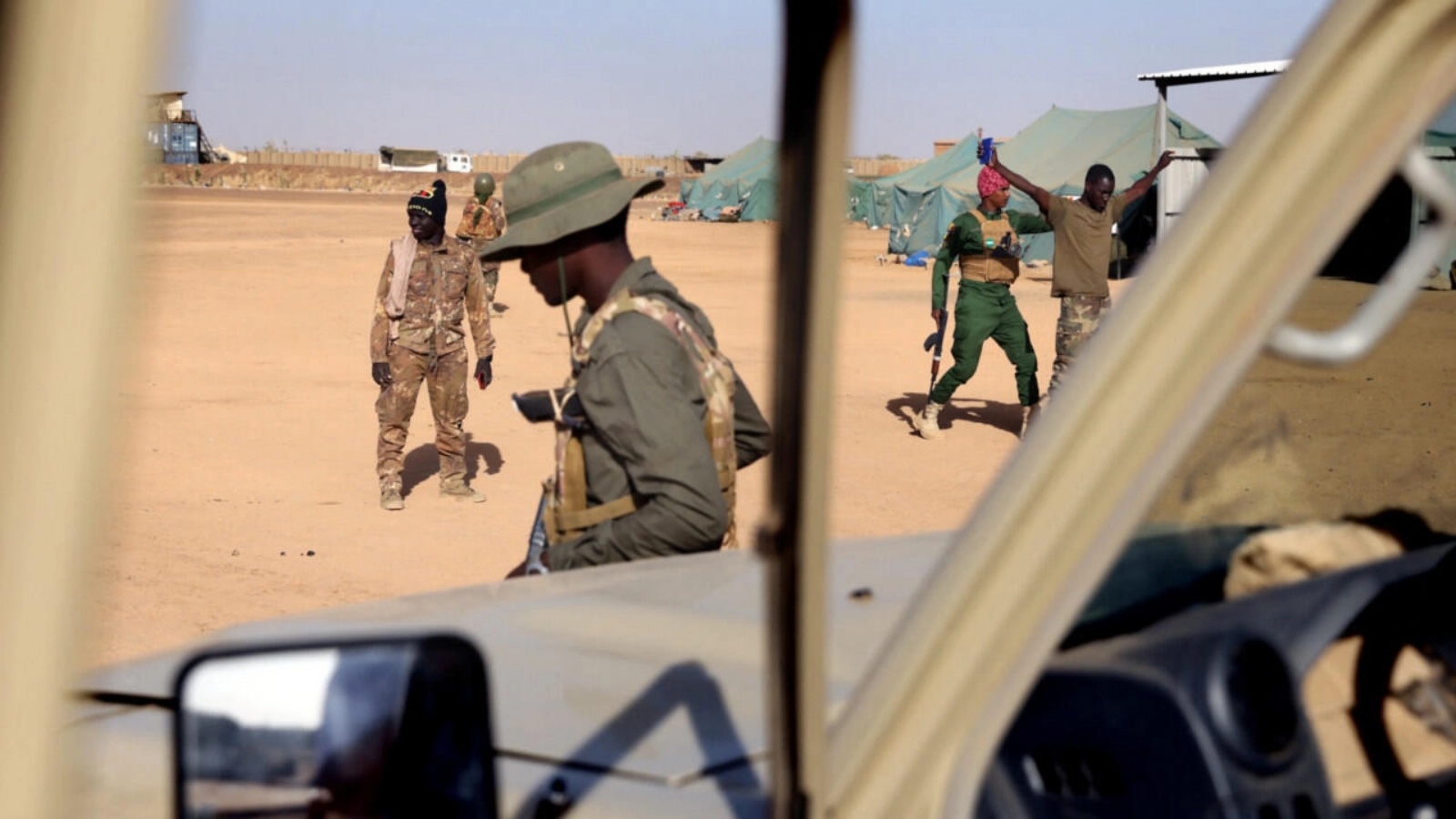 جنود ماليون من القوات المسلحة المالية يحضرون تدريبات مع قوات العمليات الخاصة الفرنسية ، في قاعدة ميناكا العسكرية في مالي، 7 ديسمبر 2021