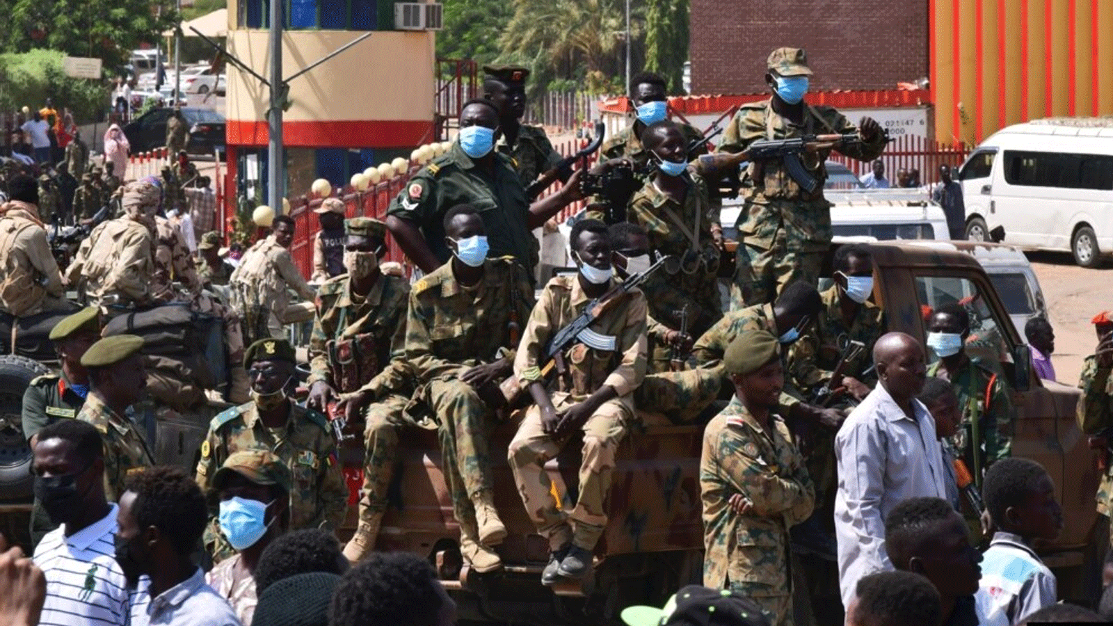 قوات الأمن السودانية تحمي مستشفى عسكريًا ومكاتب حكومية خلال الاحتجاجات ضد الانقلاب العسكري الذي أطاح بالانتقال إلى الحكم المدني، في العاصمة التوأم أم درمان.