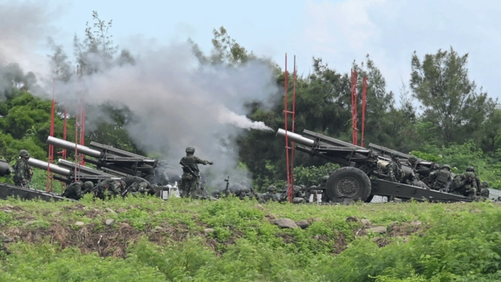أطلق جنود تايوانيون مدافع هاوتزر خلال تدريبات مضادة للهبوط بالذخيرة الحية في مقاطعة بينغتونغ، جنوب تايوان في 9 آب\أغسطس 2022.