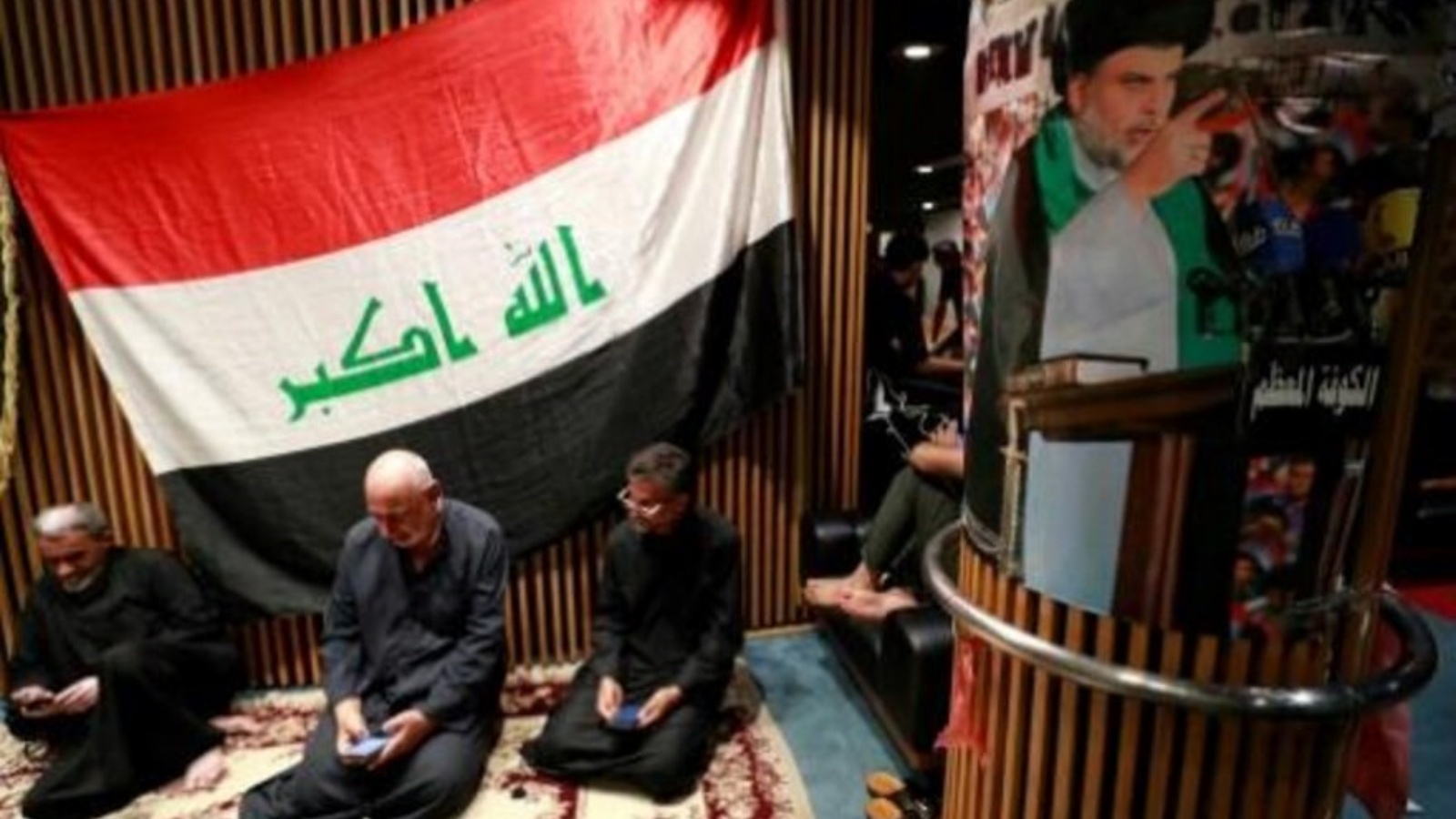 مناصرون لمقتدى الصدر داخل البرلمان العراقي في بغداد في 4 أغسطس 2022