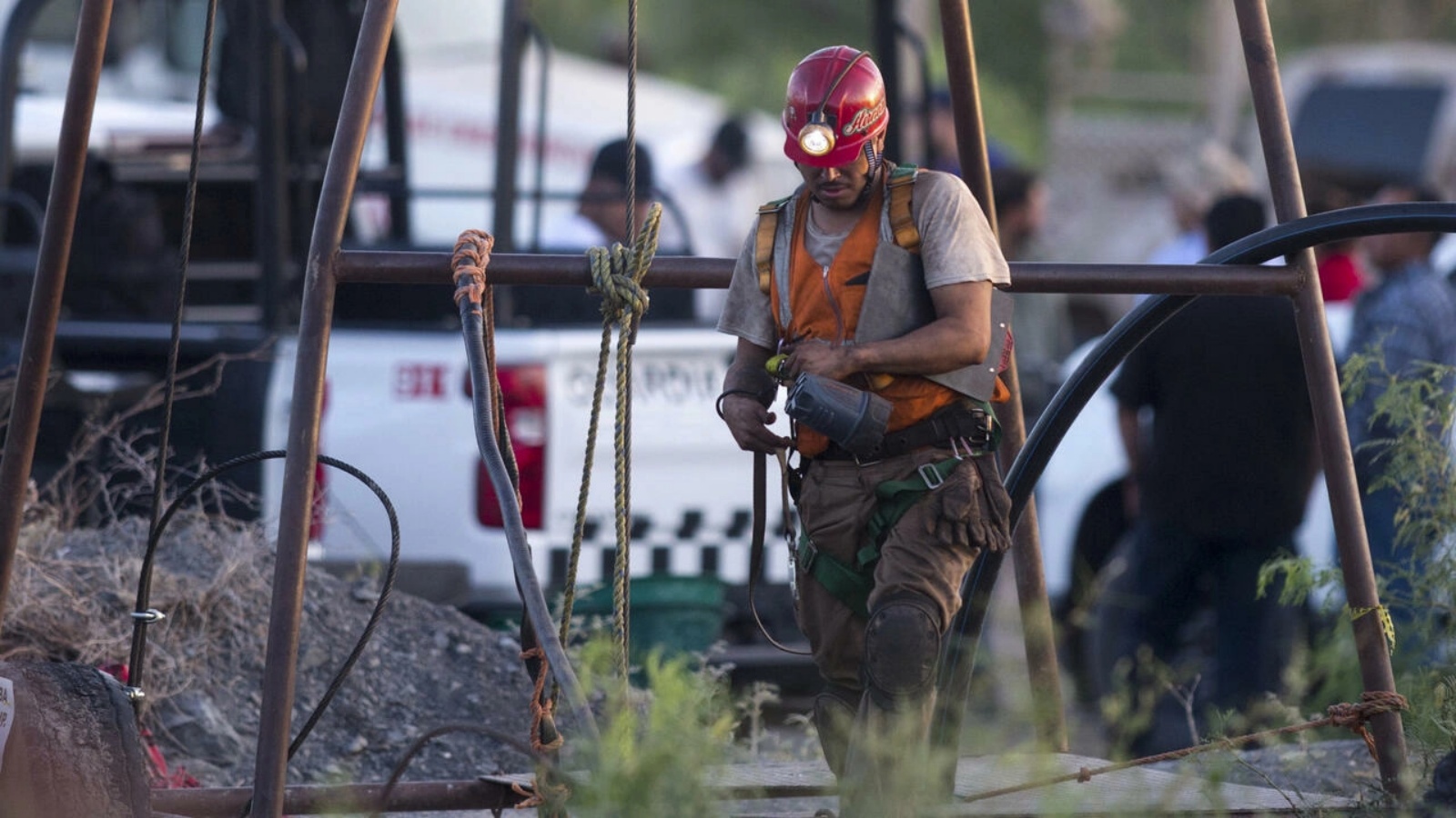 عامل إنقاذ يعمل في منجم فحم غمرته المياه في شمال المكسيك حيث حوصر 10 عمال