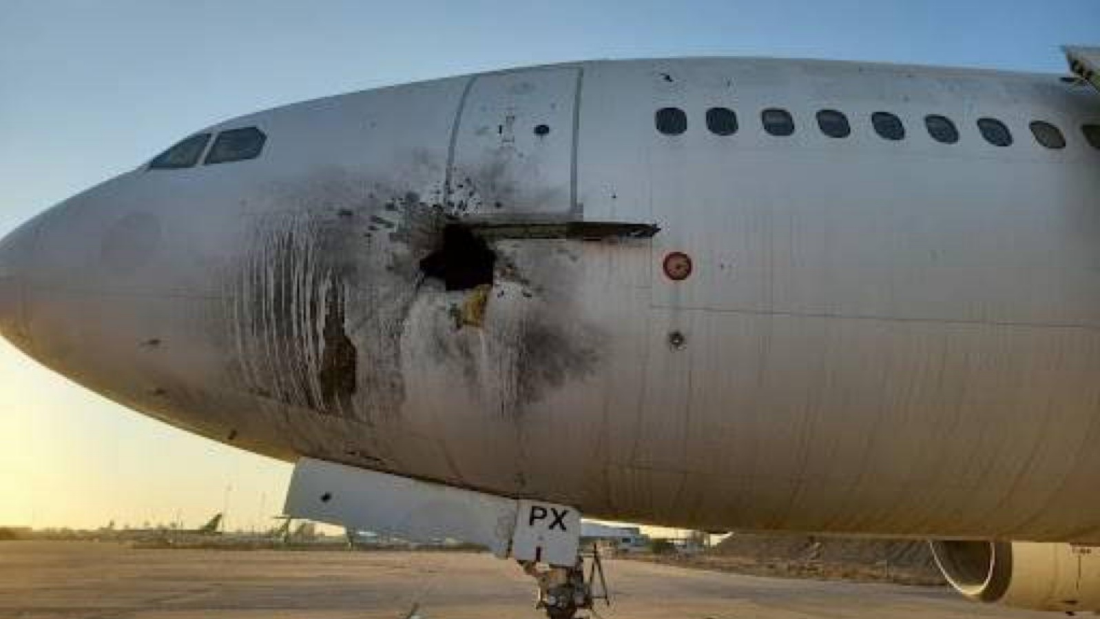 طائرة مدنية عراقية في مطار بغداد الدولي أُصيبت بصاروخ لمليشيا عراقية قصفت المطار بستة صواريخ في يناير 2022 واعلن اليوم 7 أغسطس 2022 عن إدانة أربعة من المتهمين بالقصف بالسجن المؤبد (تويتر)