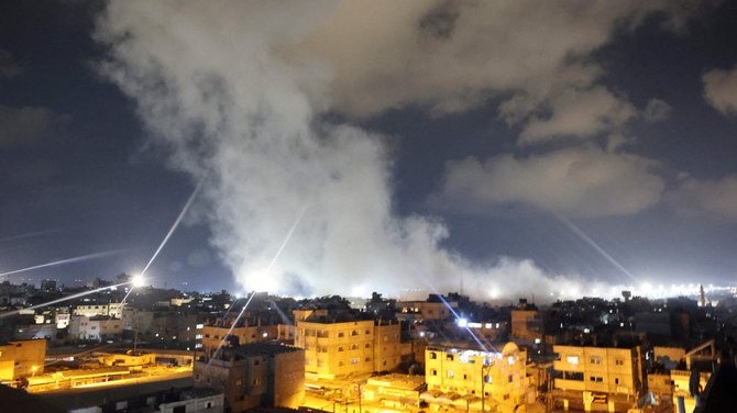 الدخان متصاعد من مواقع قصفتها الطائرات الإسرائيلية في مدينة رفح في 6 أغسطس 2022