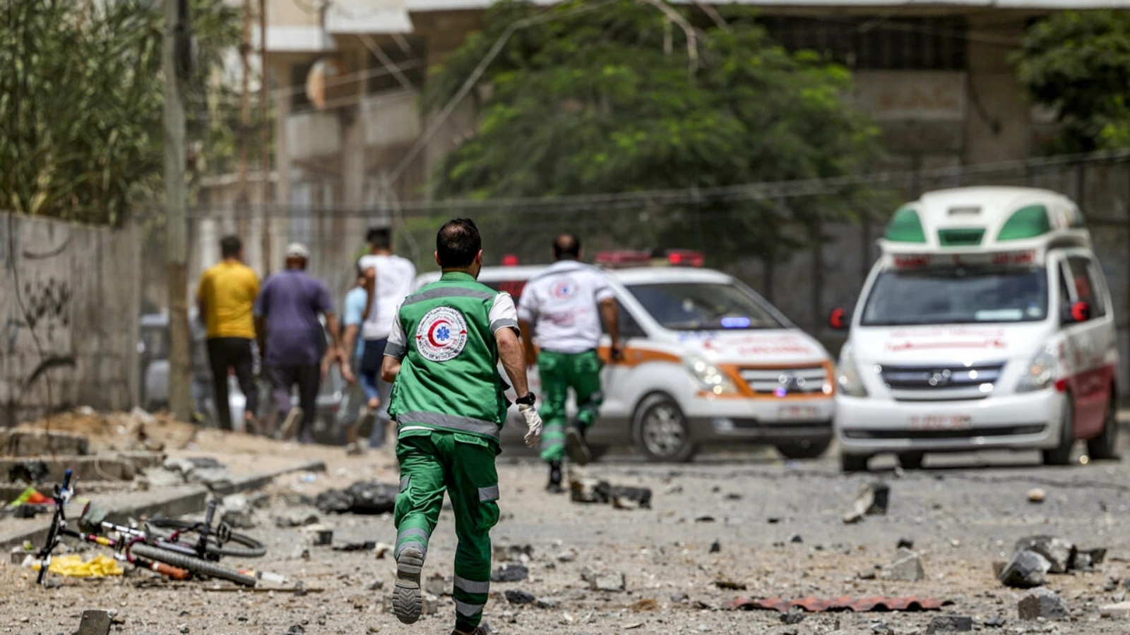 فرق الإسعاف تهرع إلى موقع تعرض لقصف إسرائيلي في مدينة غزة في 6 أغسطس 2022 