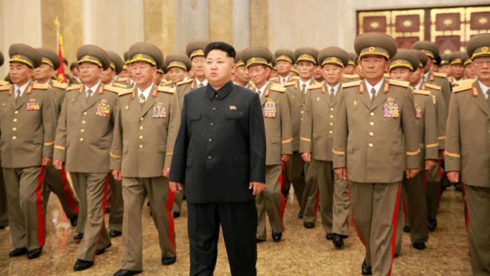 زعيم كوريا الشمالية كيم جون أون (في الوسط) يزور قصر كومسوسان للشمس في بيونغ يانغ لإحياء ذكرى الزعيمين الراحلين كيم إيل سونغ وكيم جونغ آي