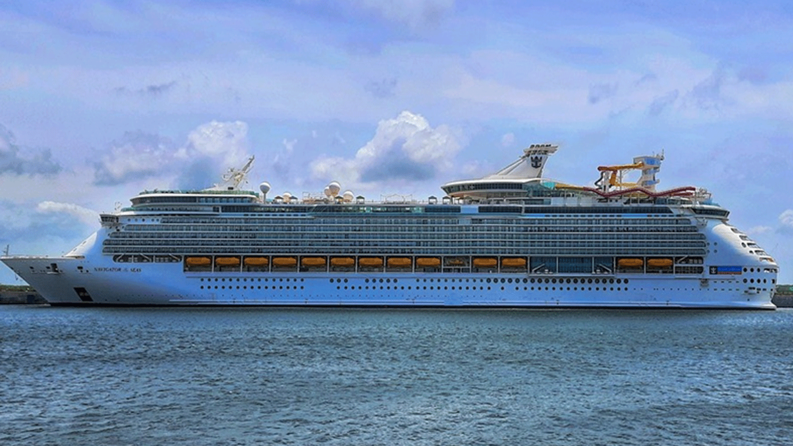 سفينة سياحية تتنقل في ميناء هامبانتوتا الدولي (HIP) في هامبانتوتا، سريلانكا، 3 آب\ أغسطس.