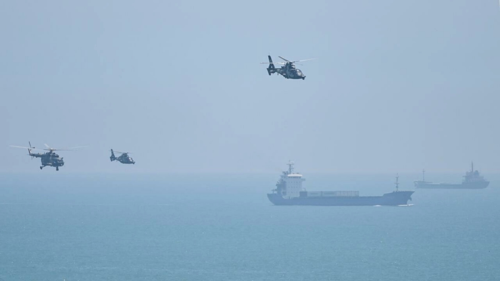 طائرة هليكوبتر عسكرية صينية تحلق فوق جزيرة بينغتان، إحدى أقرب مناطق الصين من تايوان، 4 أغسطس 2022
