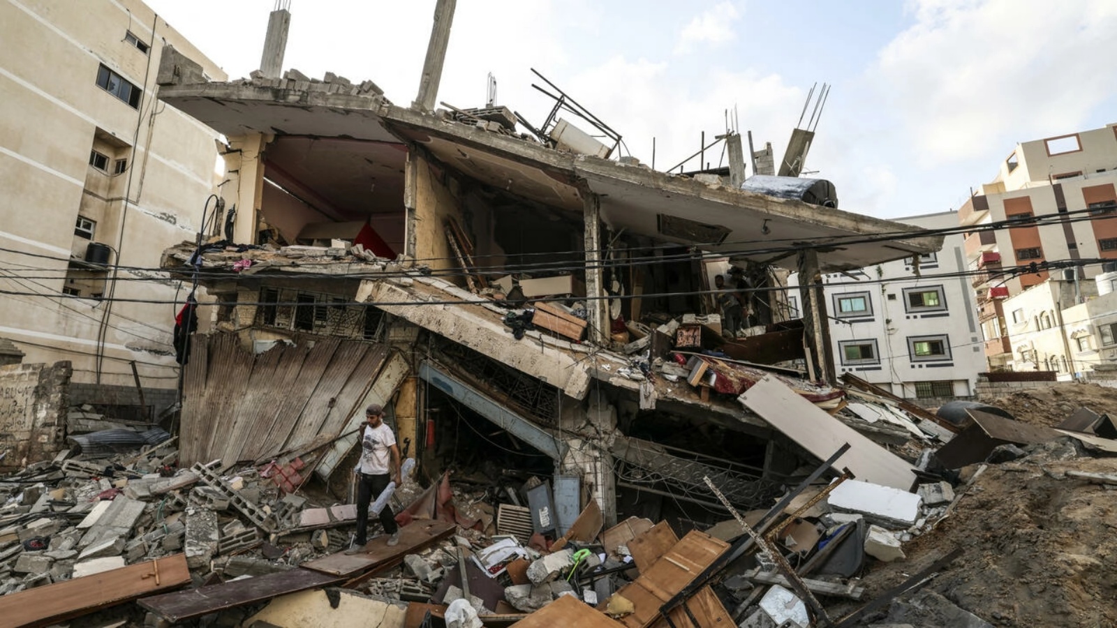 آثار قصف إسرائيلي استهدف بناية في قطاع غزة. 7 أغسطس 2022