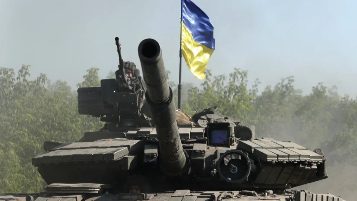 دبابة أوكرانية على طريق دونباس شرق أوكرانيا في 21 يونيو 2022