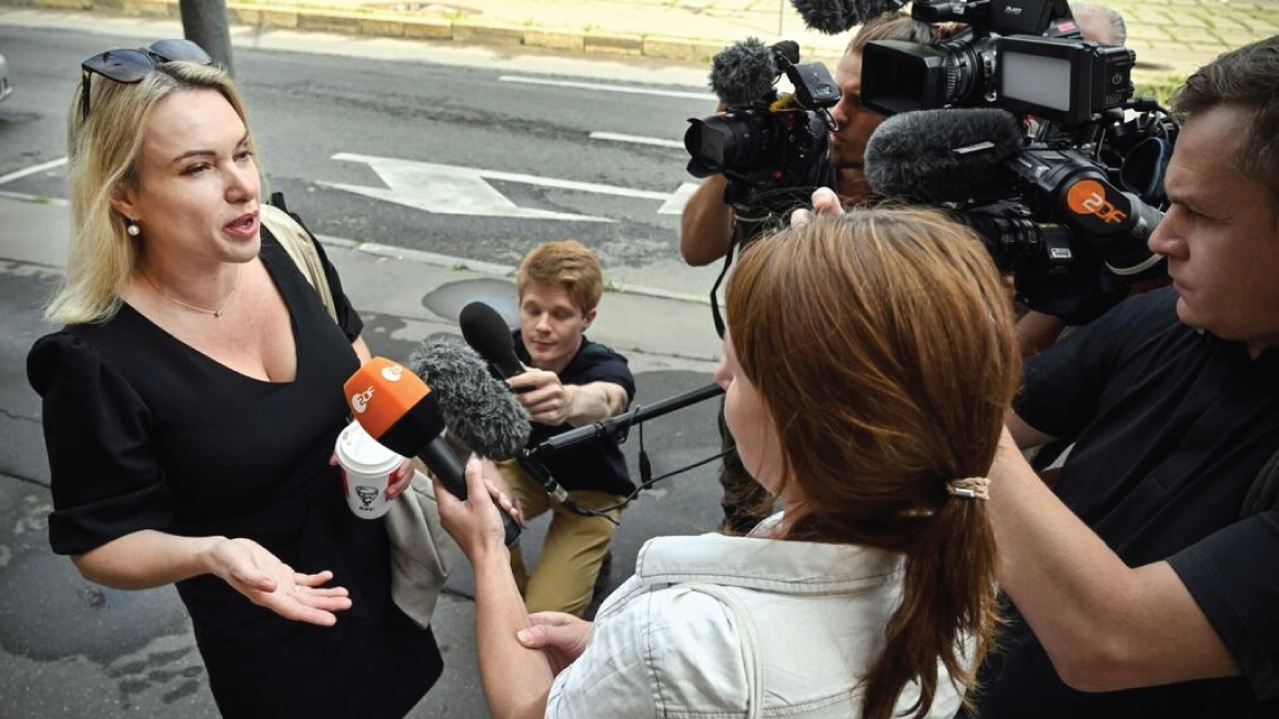 برزت الصحفية مارينا أوفسياننيكوفا في مارس الماضي لمقاطعتها بثا تلفزيونيا مباشرا للتنديد بالتدخل العسكري الروسي في أوكرانيا