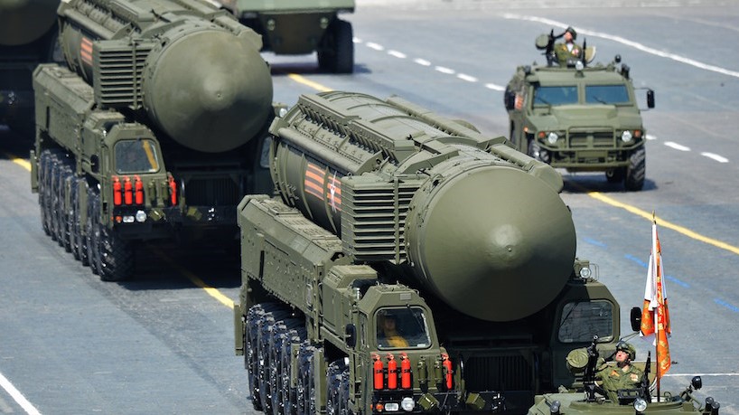نظام صاروخ باليستي عابر للقارات روسي يارس RS-24 يقود خلال العرض العسكري ليوم النصر في موسكو في 9 مايو 2015