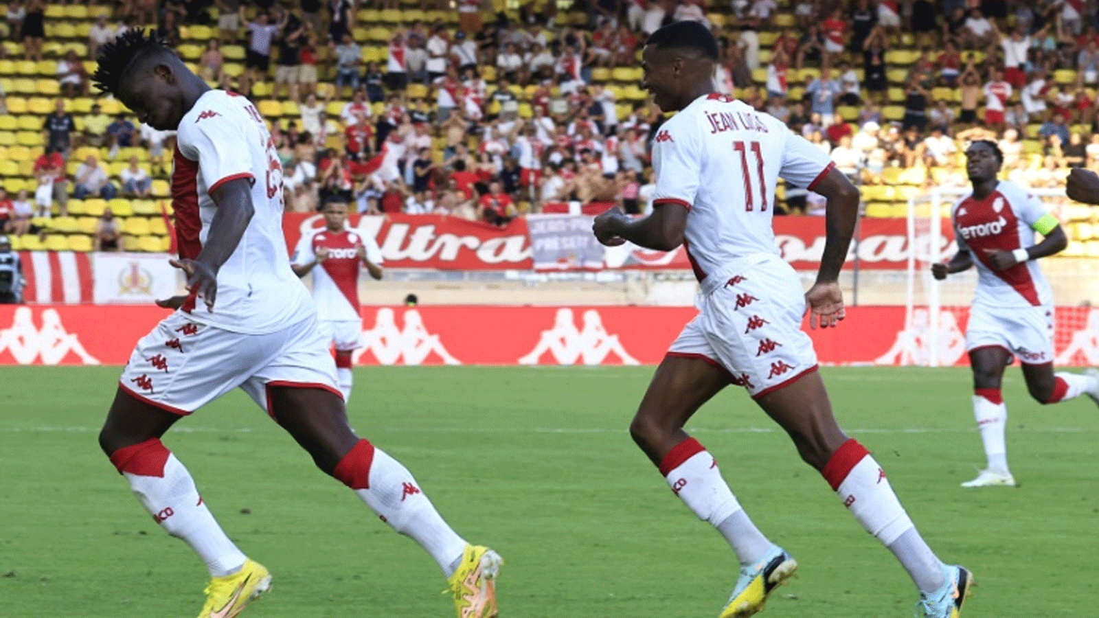 السويسري بريل إمبولو (يسار) يحتفل مع زملائه في موناكو بتسجيل هدف التعادل في مرمى رين، في 12 آب/أغسطس 2022