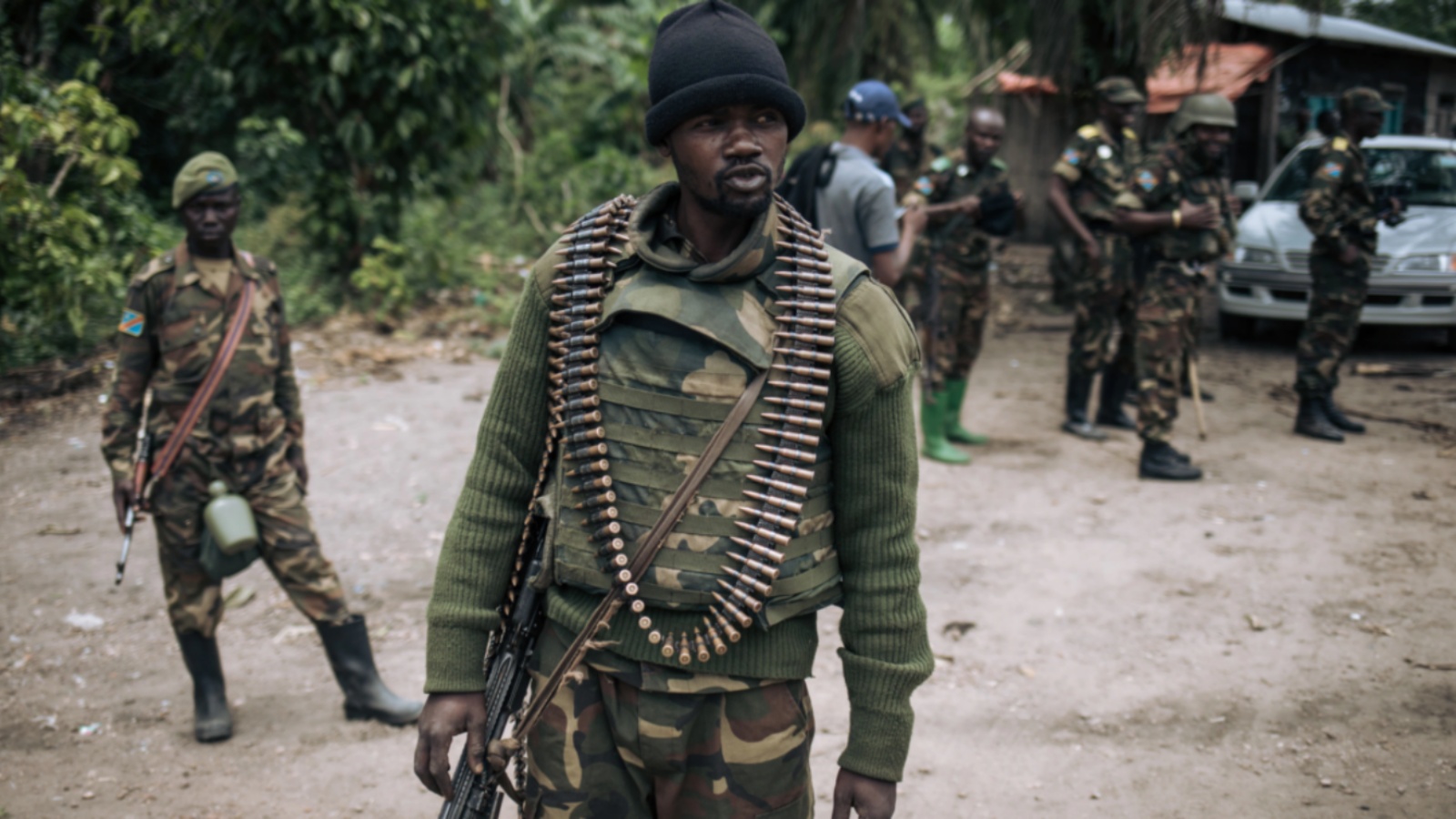 جندي من جمهورية الكونغو الديمقراطية في دورية في قرية منزالاحو، بالقرب من بيني، 18 فبراير 2020، في أعقاب هجوم مزعوم لعناصر من جماعة الحلفاء الديمقراطية المتمردة.