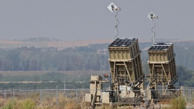 بطاريات نظام صواريخ القبة الحديدية الدفاعية الإسرائيلي، المصمم لاعتراض وتدمير الصواريخ قصيرة المدى وقذائف المدفعية، تتمركز في جنوب إسرائيل في 6 أغسطس 2022