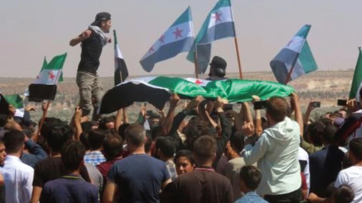 معارضون يتظاهرون في بلدة المسطومة في شمال سوريا احتجاجا على تصريحات تركية حول وجوب تصالح النظام والمعارضة في سوريا في 12 أغسطس 2022