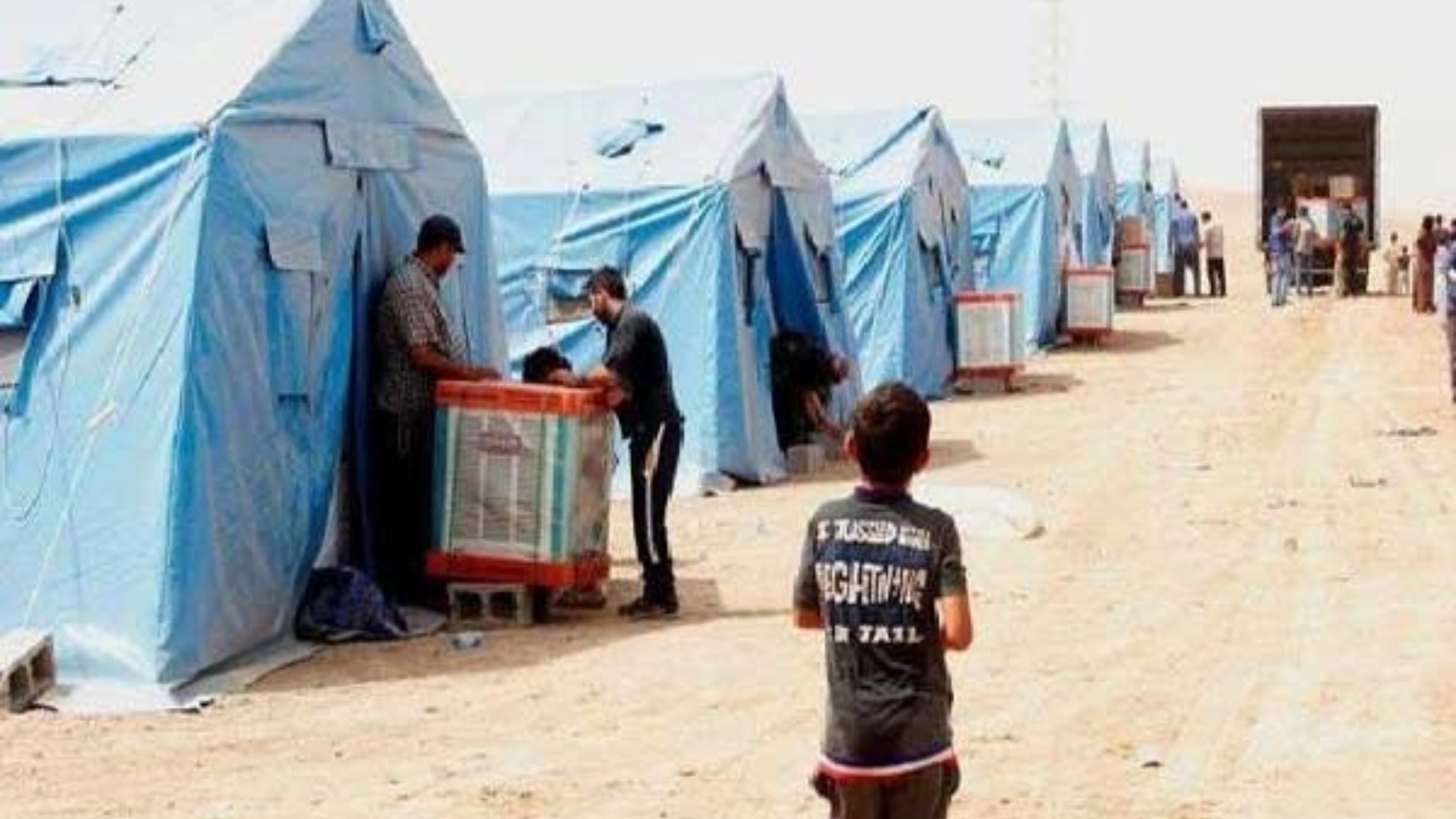 نازحون عراقيون في أحد مخيماتهم حيث تم الإعلان عن تحديد العام المقبل لإغلاق ملفهم في أنحاء البلاد (تويتر)