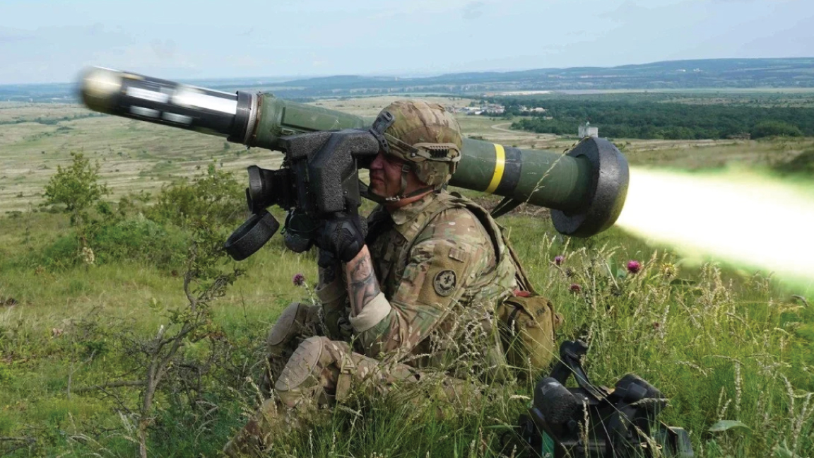 جندي أوكراني يرمي دبابات روسية بصاروخ أميركي محمول على الكتف في خيرسون في 3 أغسطس 2022