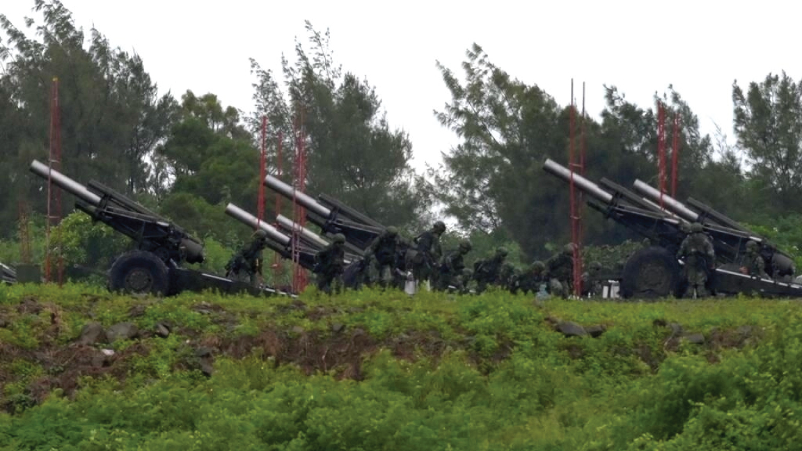 جنود تايوانيون يطلقون مدافع بذخائر حية خلال مناورة لمواجهة انزال في اقليم بينغتونغ في جنوب تايوان في التاسع من اغسطس 202