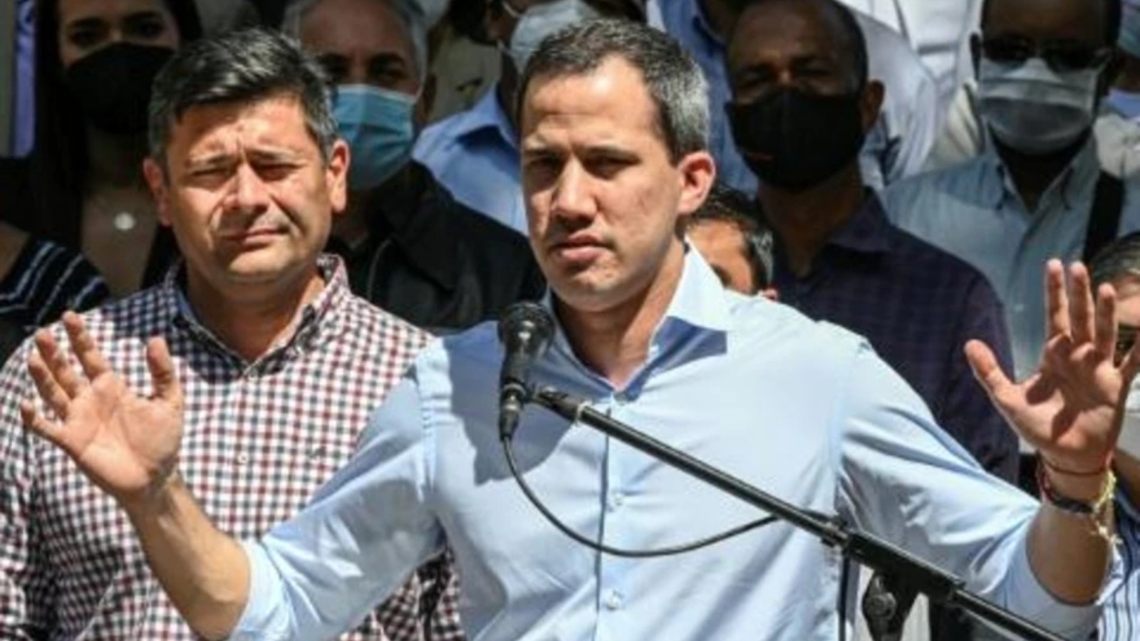 زعيم المعارضة الفنزويلية خوان غوايدو (يمين) وفريدي سوبرلانو الذي ألغي انتخابه حاكما لولاية باريناس في ساحة بوليفار في ضاحية شاكاو بكراكاس في 30 نوفمبر 2021