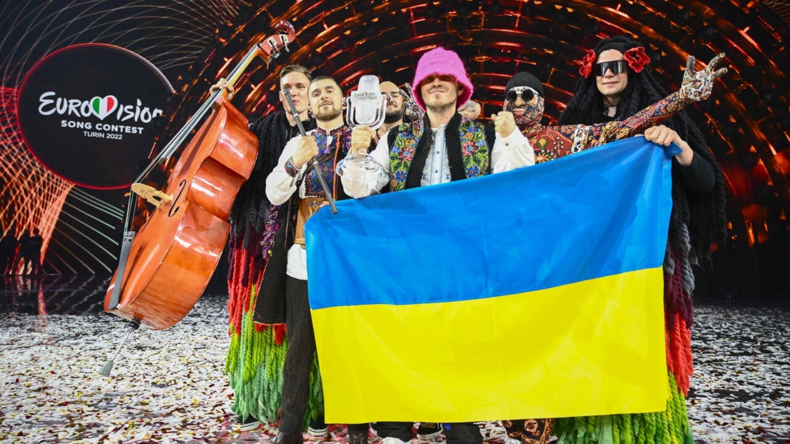 فرقة أوركسترا كالوش الأوكرانية تحتفل بفوزها في مسابقة الأغنية الأوروبية، في تورينو (إيطاليا)، السبت 14 مايو 2022.