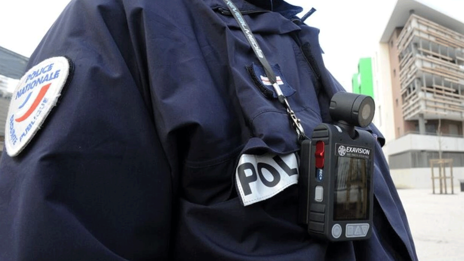 شرطي فرنسي يحمل كاميرا صغيرة